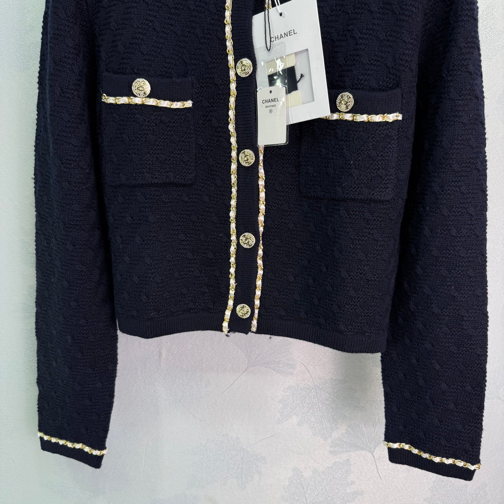 Chain-decorated round-neck cardigan