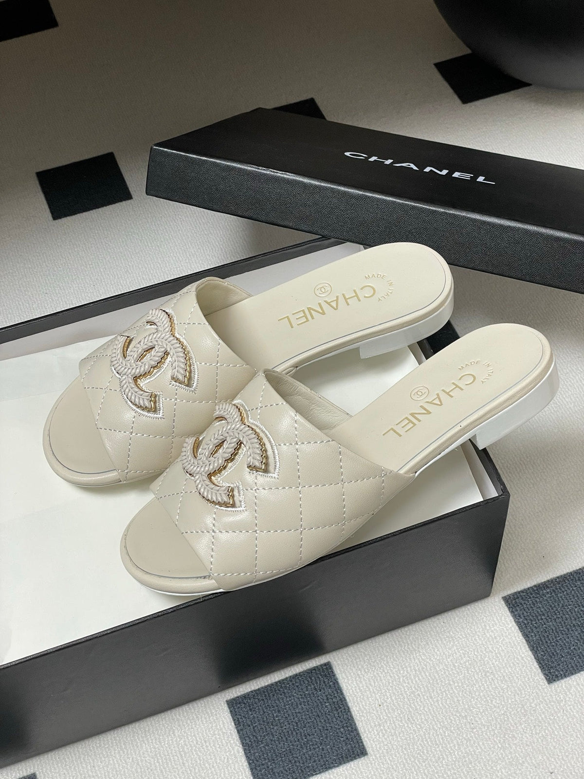 Diamond-patterned flip-flops