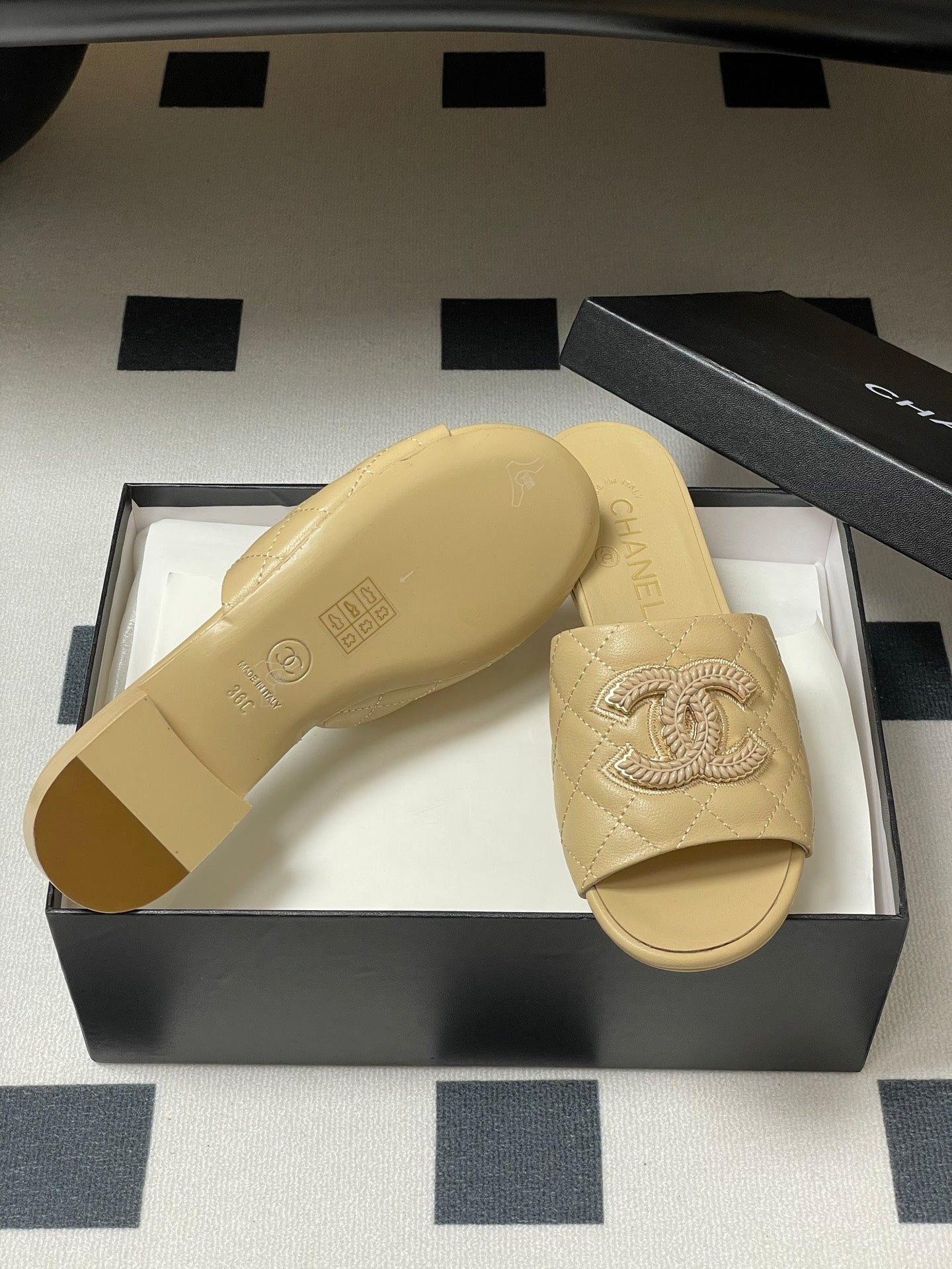 Diamond-patterned flip-flops