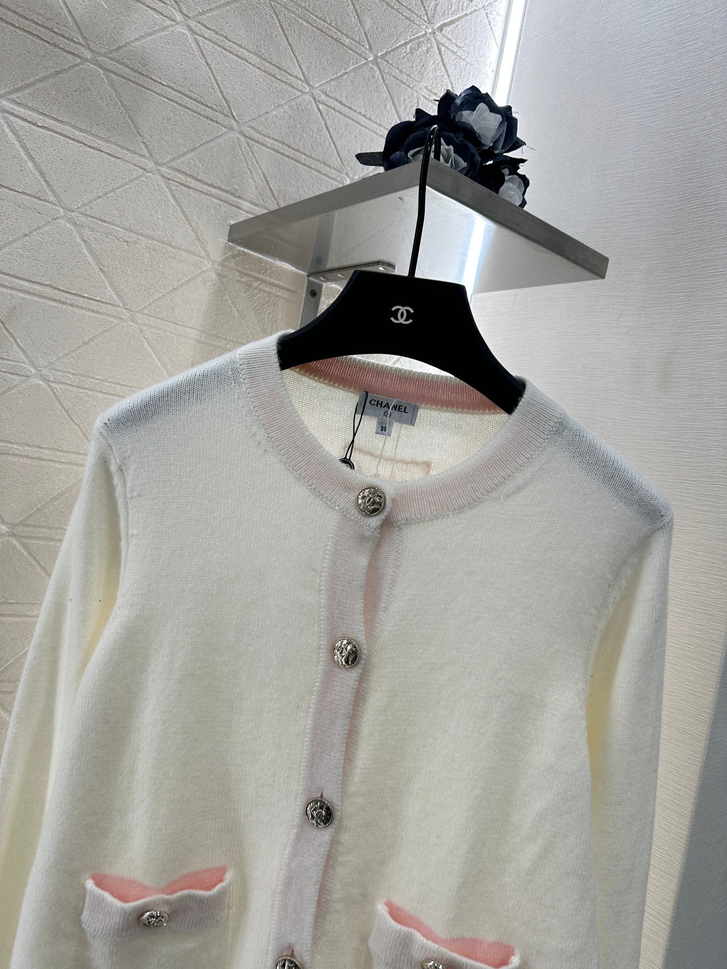 Contrast-color knit cardigan