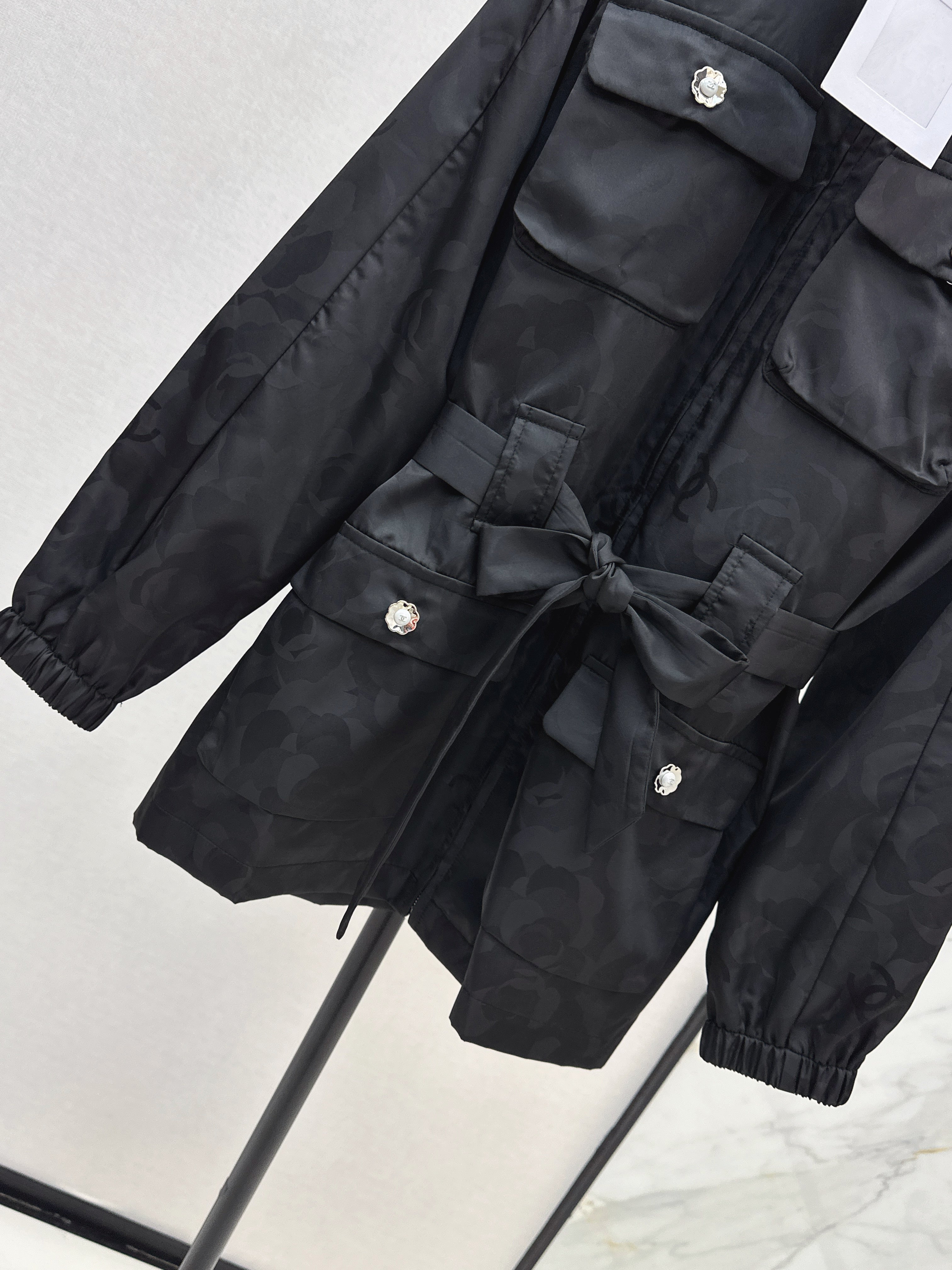 Stand-up collar, waist-cinching jacket