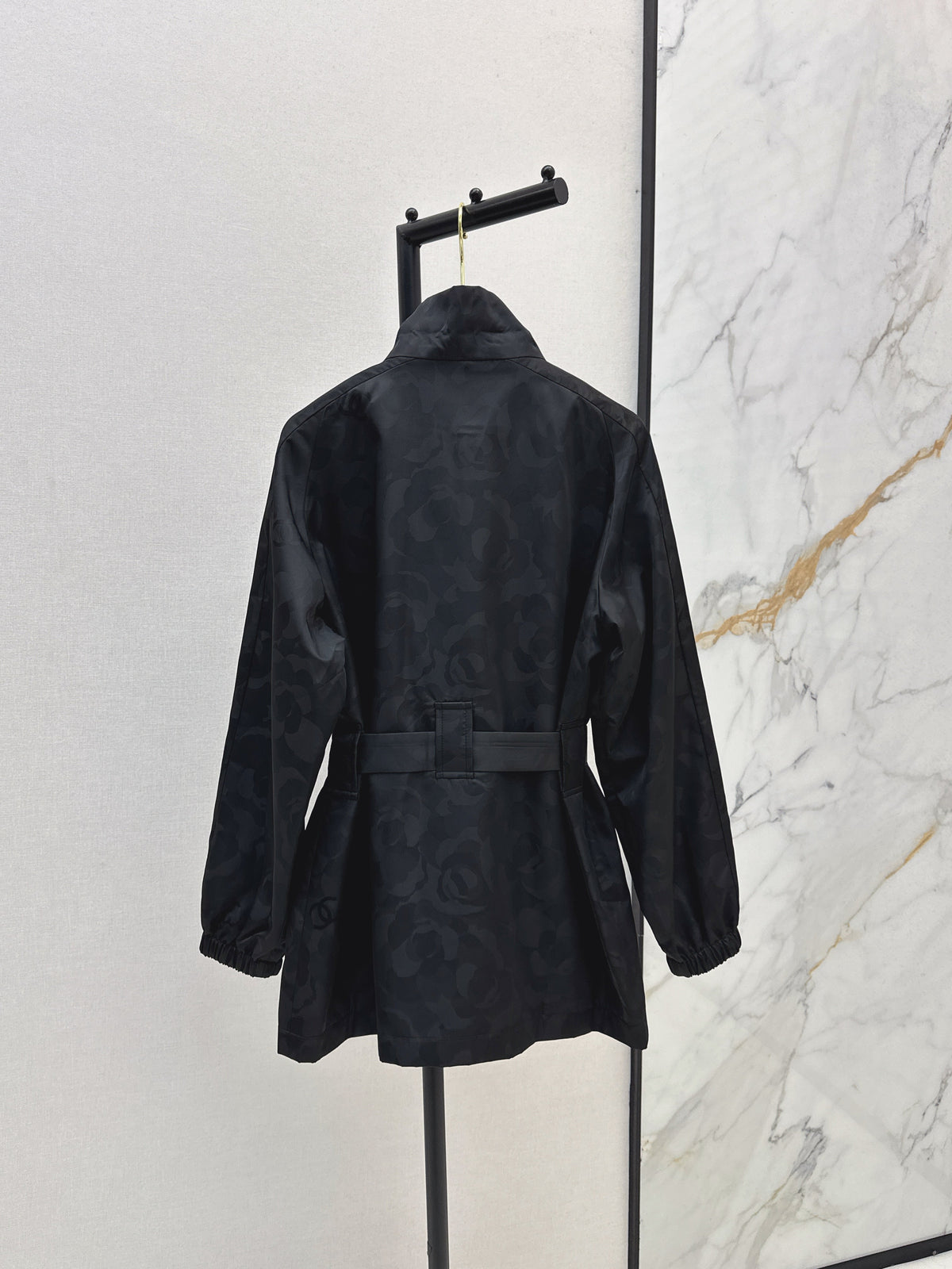 Stand-up collar, waist-cinching jacket