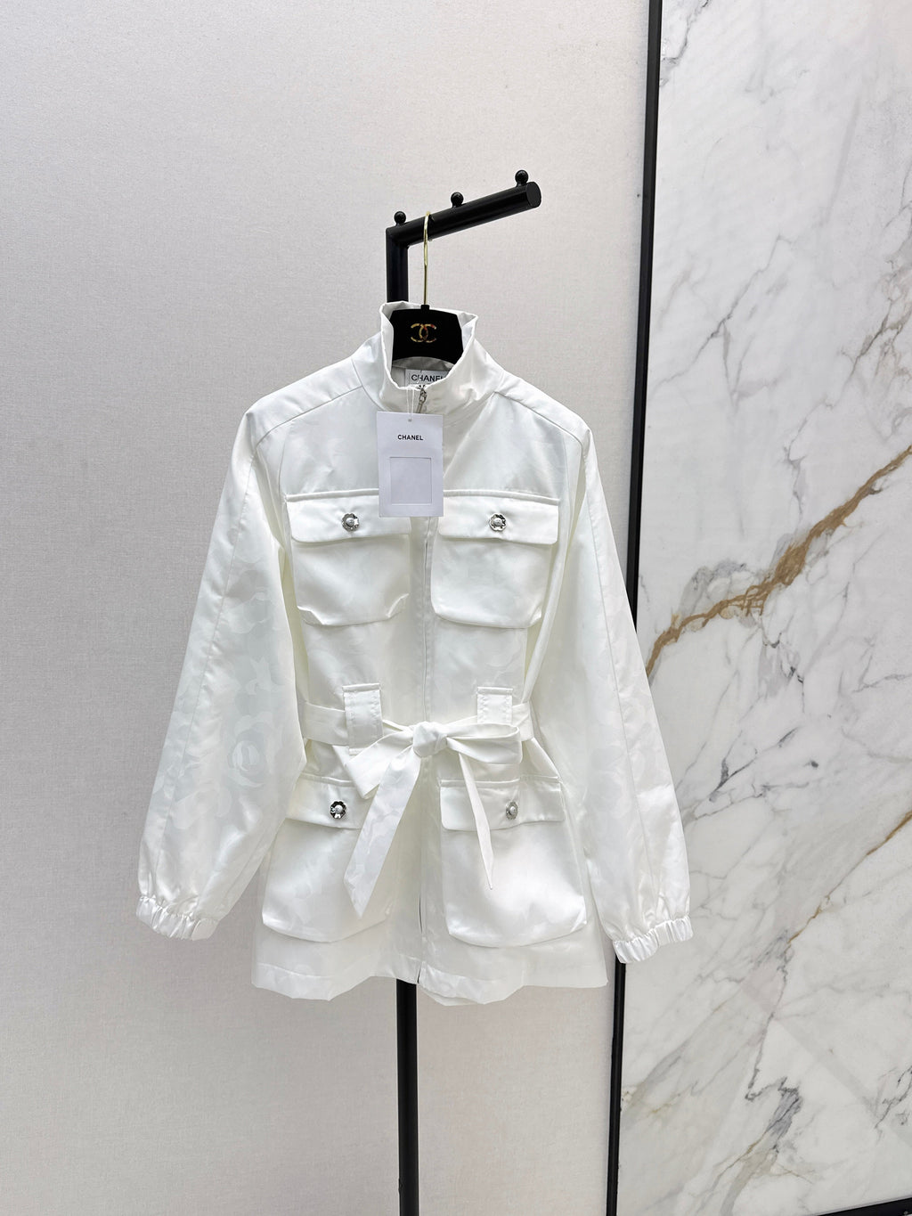 Stand-up collar, waist-cinching jacket