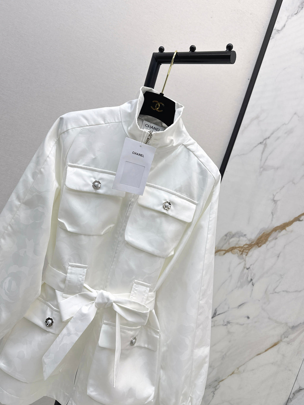 Stand-up collar, waist-cinching jacket