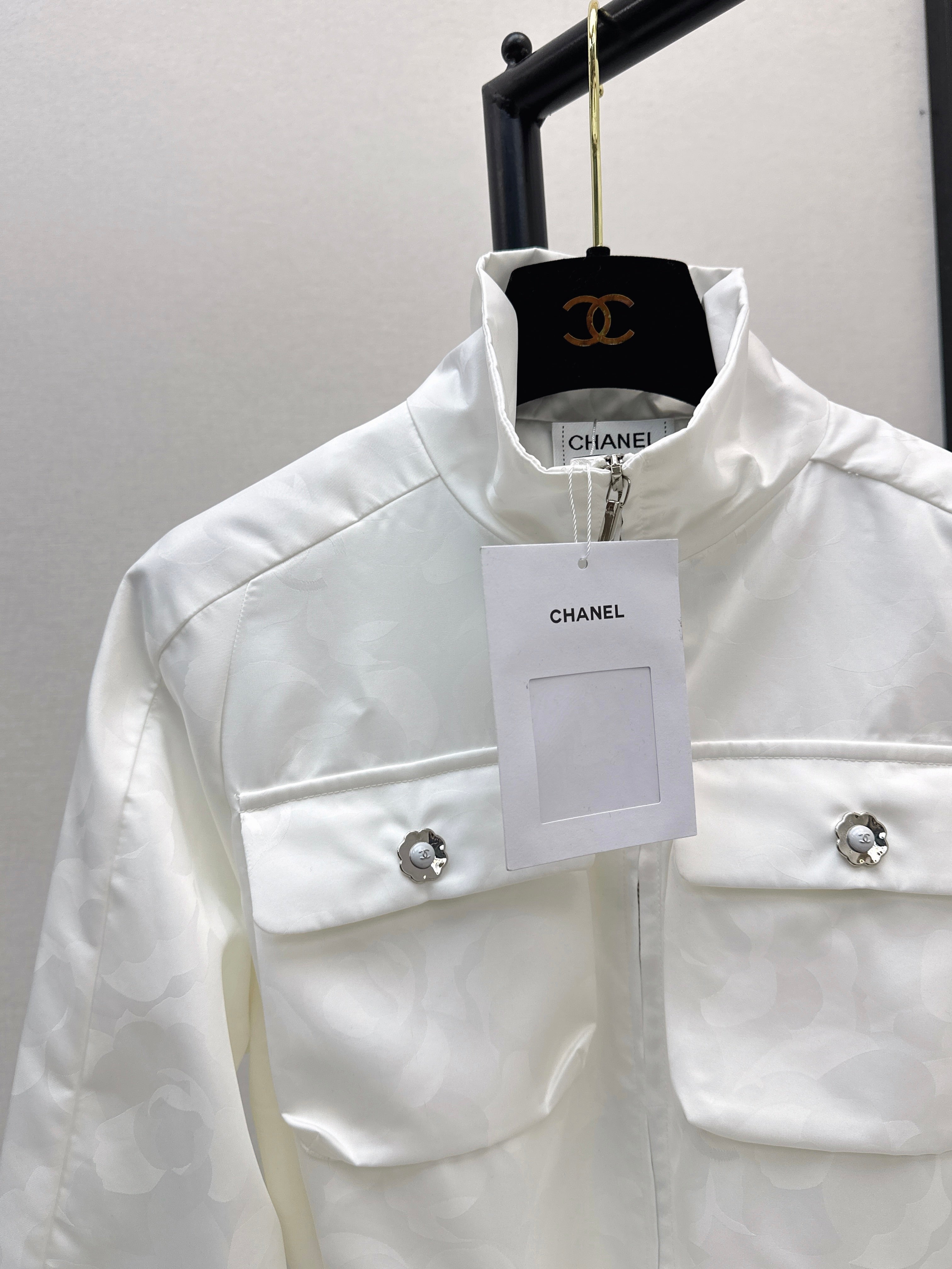 Stand-up collar, waist-cinching jacket