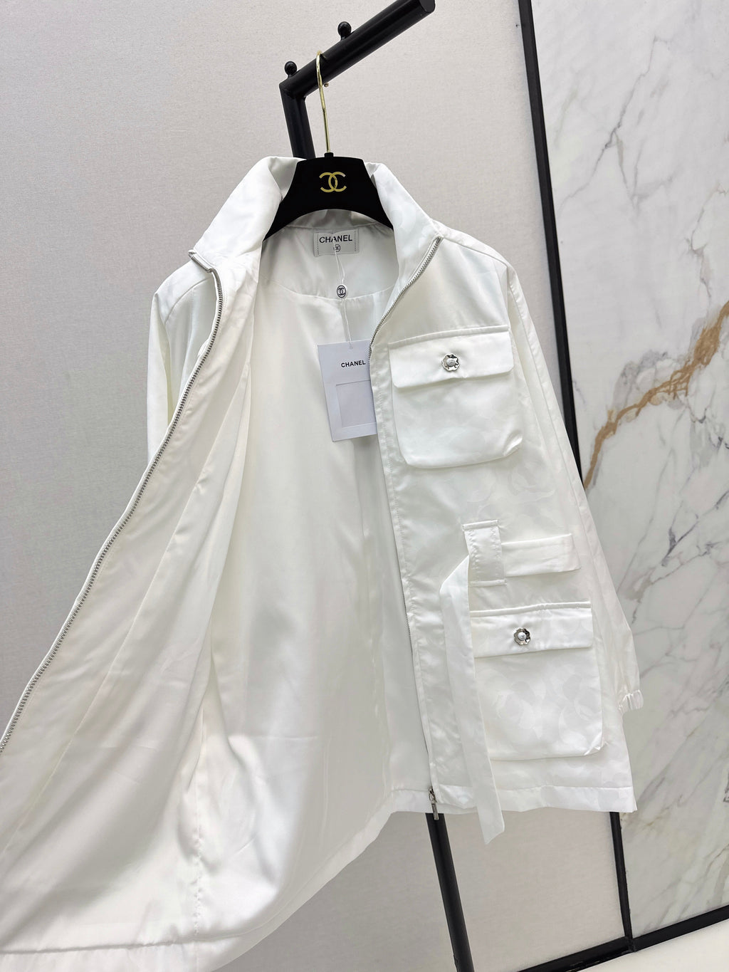 Stand-up collar, waist-cinching jacket