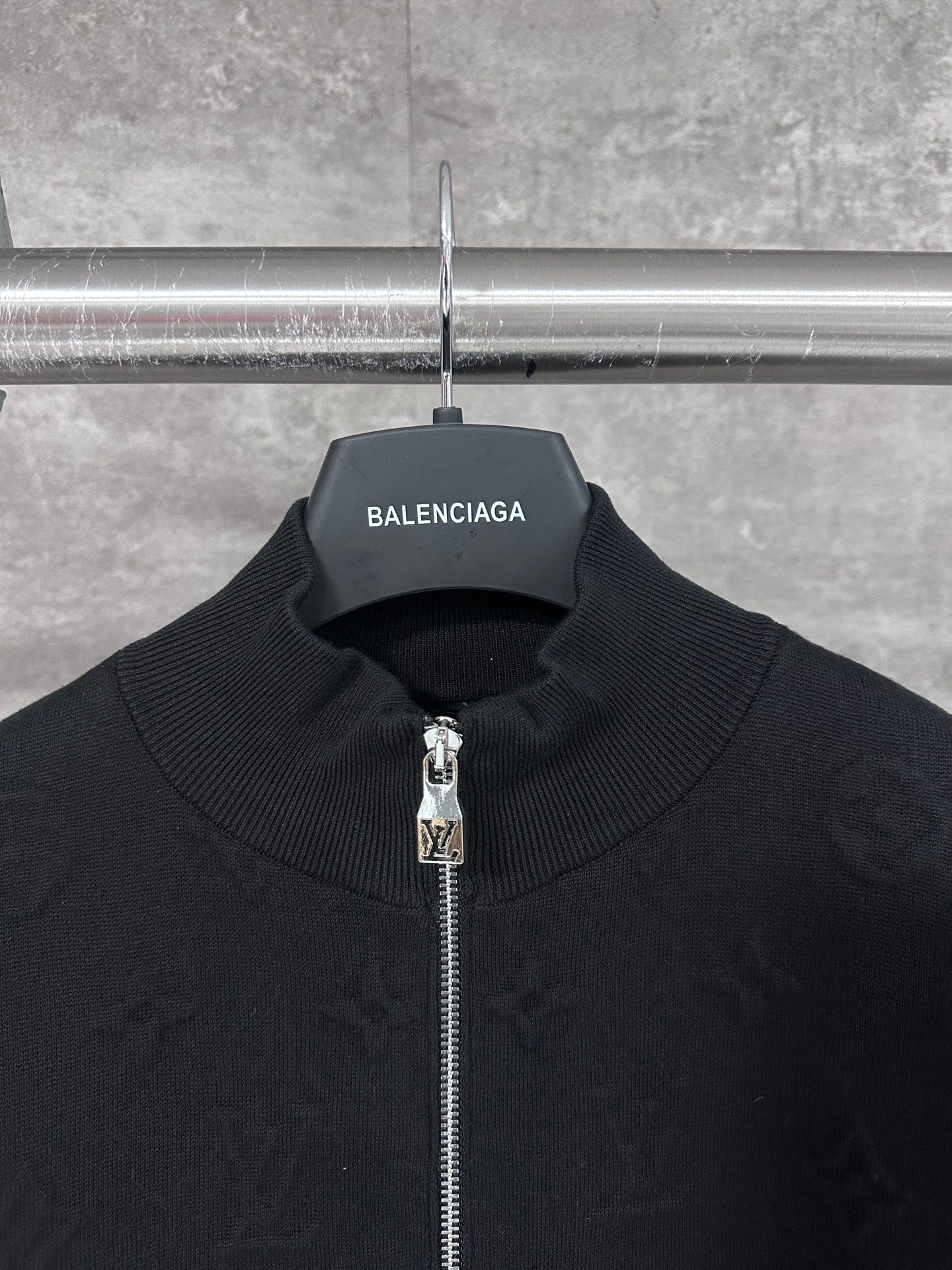 Embossed, stand-collar knitted jacket