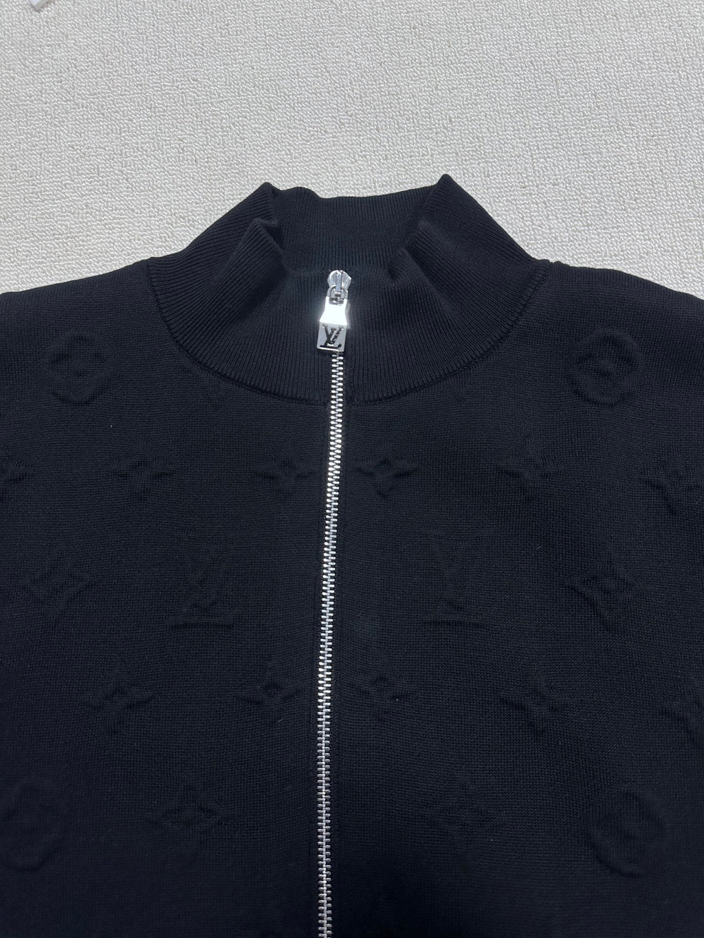 Embossed, stand-collar knitted jacket