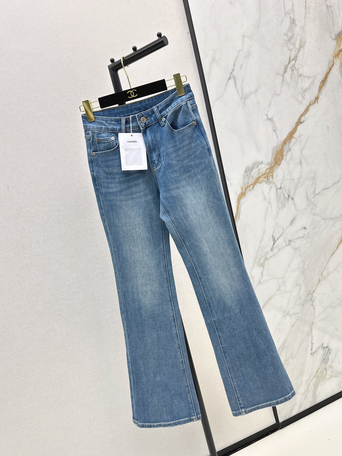 Versatile, minimalist, casual flared jeans.