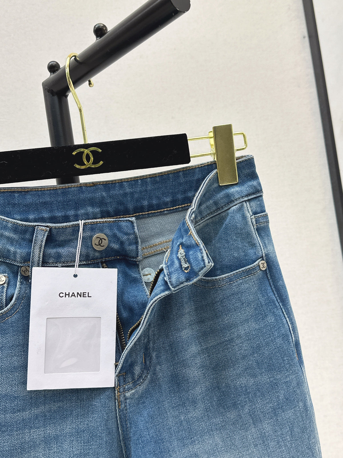 Versatile, minimalist, casual flared jeans.