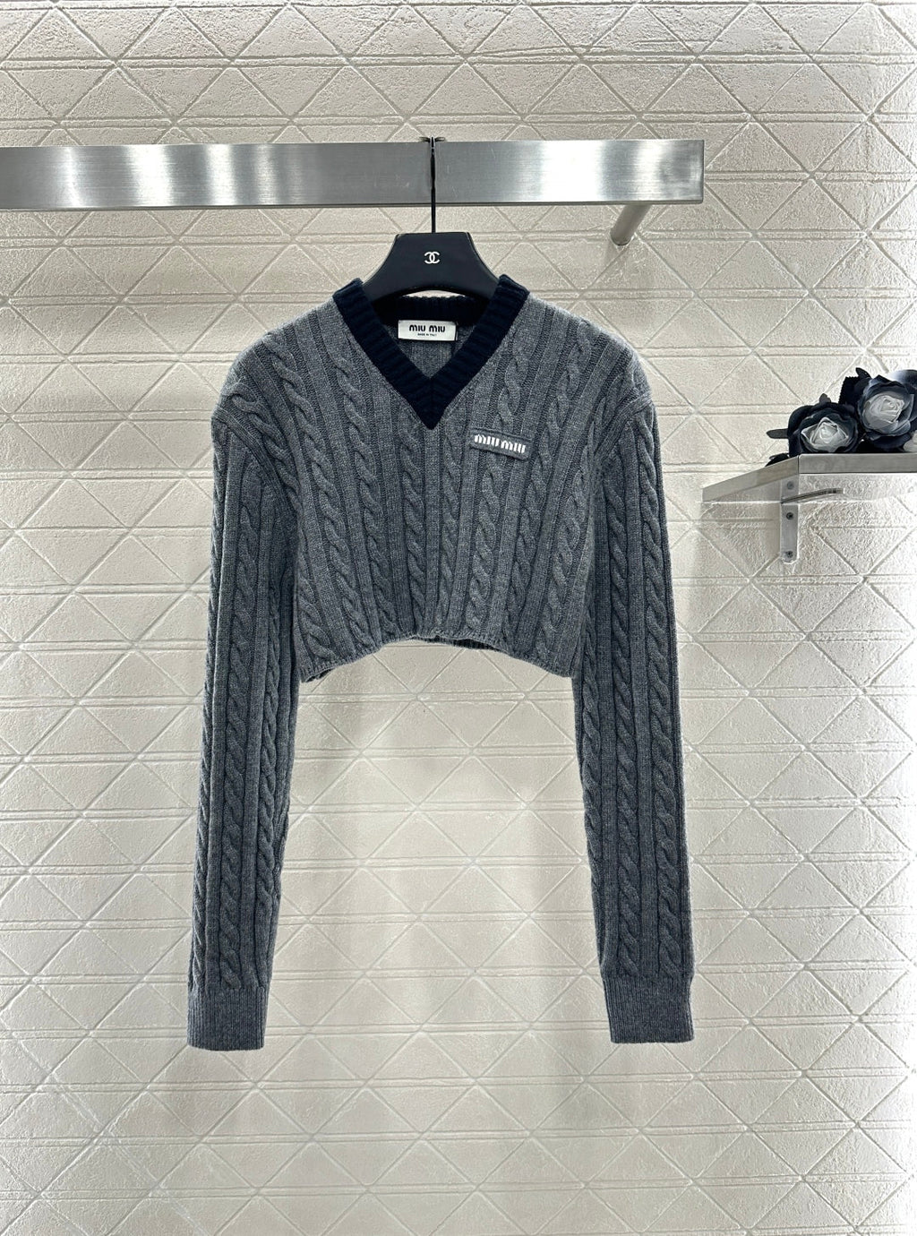 Cable-knit contrast-color cropped pullover sweater