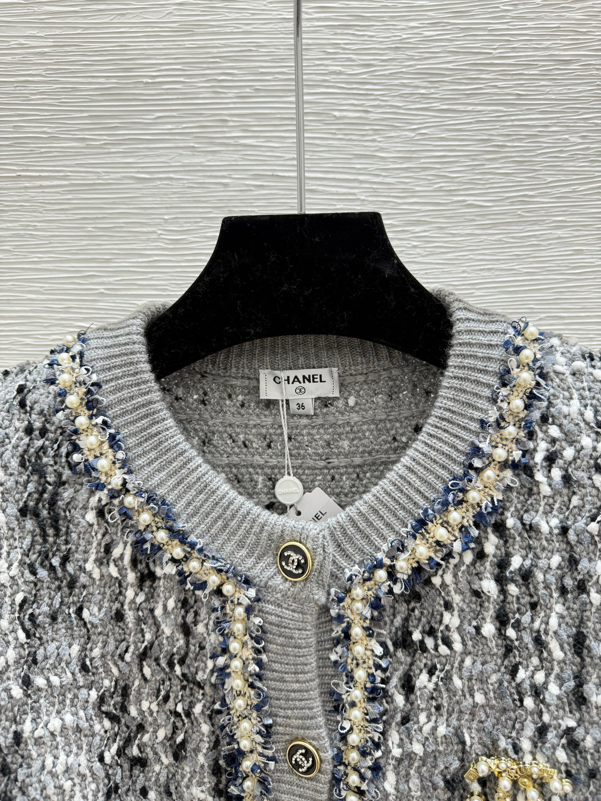 Contrast beaded crew neck knitted long-sleeved cardigan