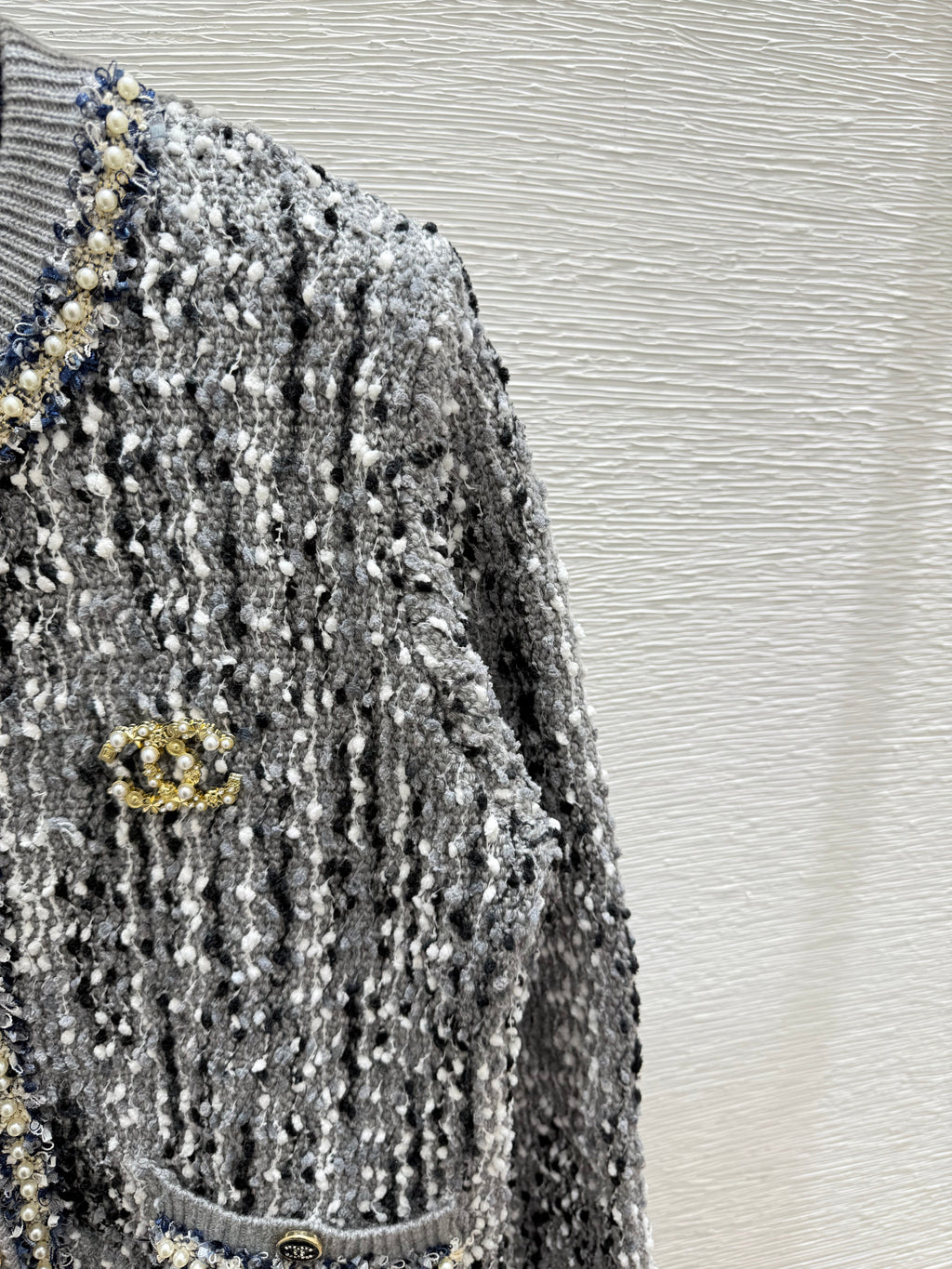 Contrast beaded crew neck knitted long-sleeved cardigan