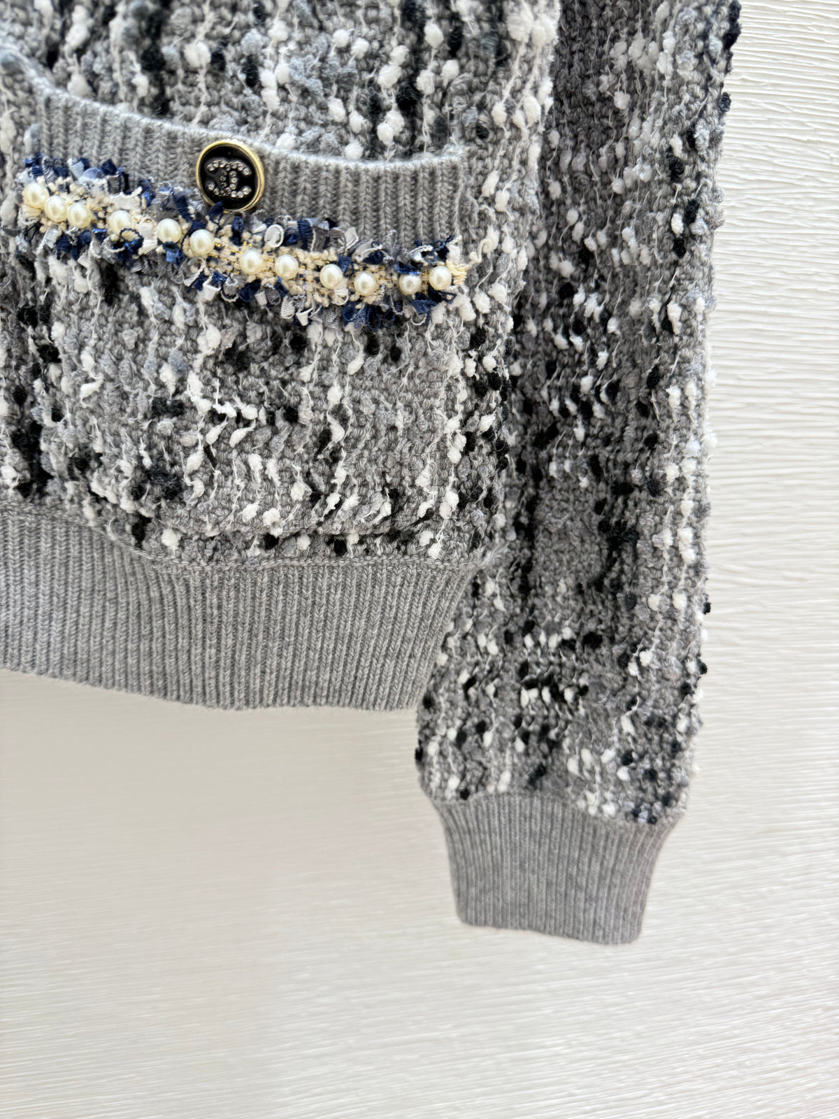Contrast beaded crew neck knitted long-sleeved cardigan