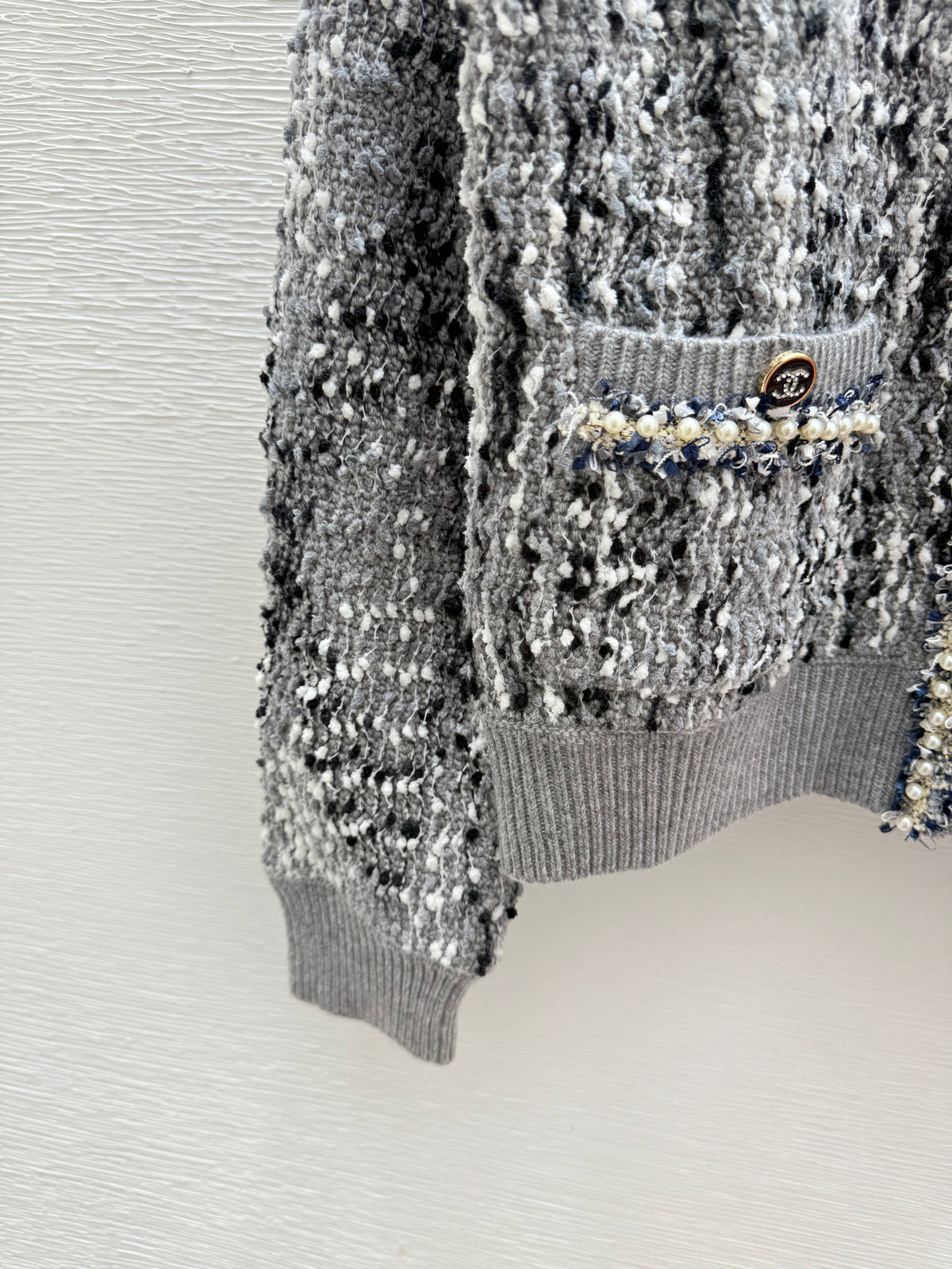 Contrast beaded crew neck knitted long-sleeved cardigan