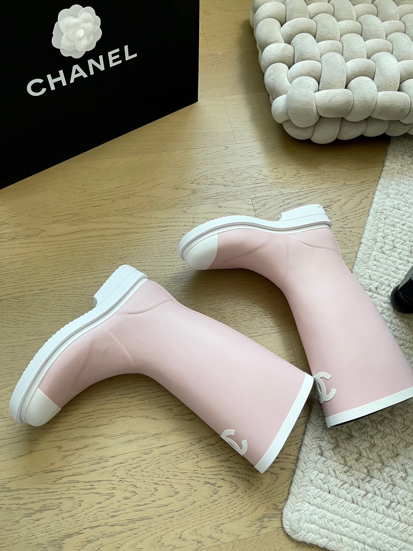 Seamless rain boots