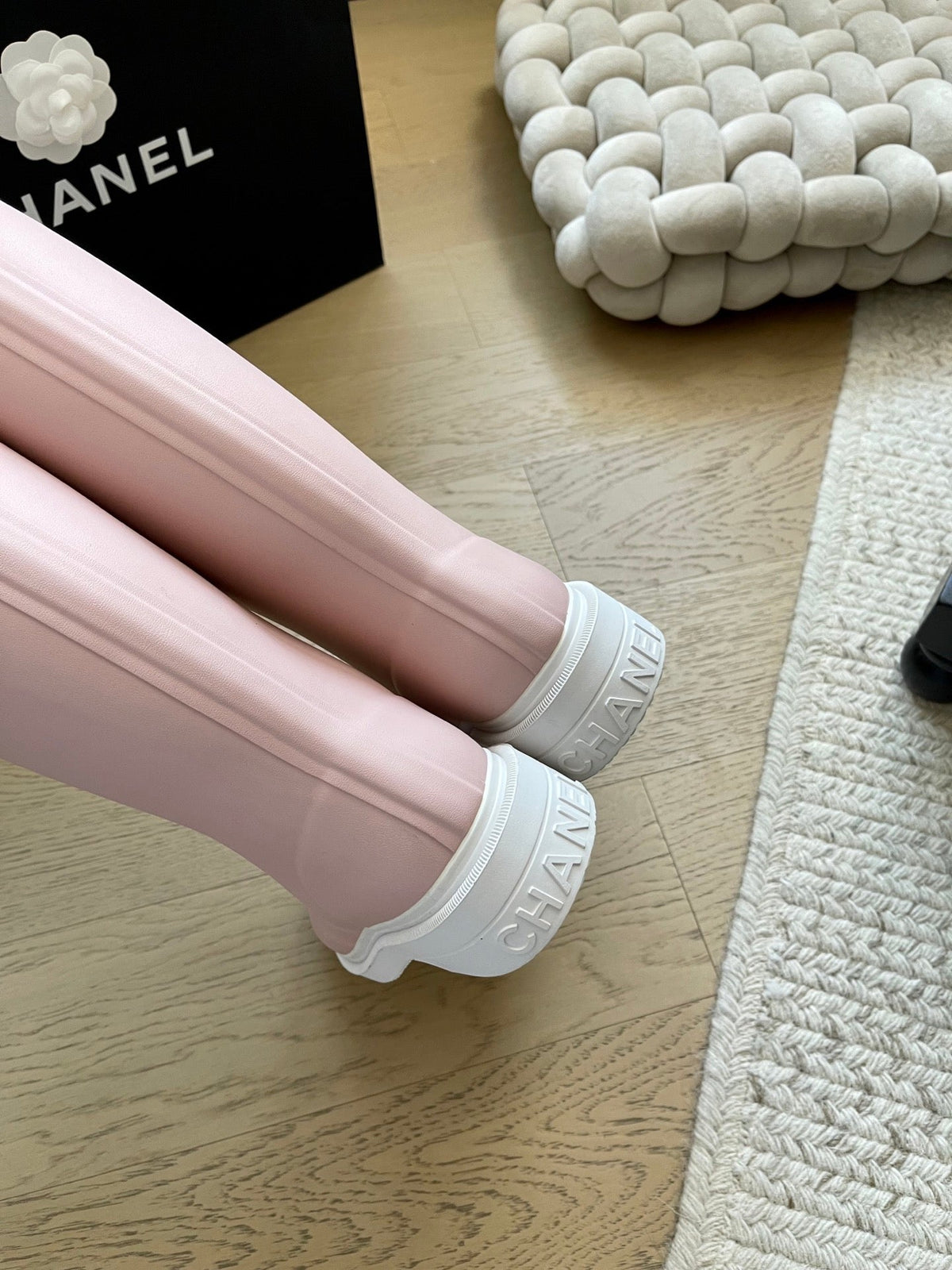 Seamless rain boots