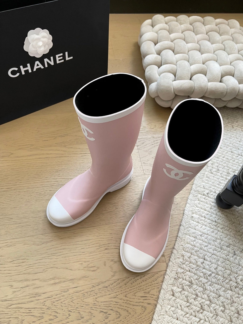 Seamless rain boots