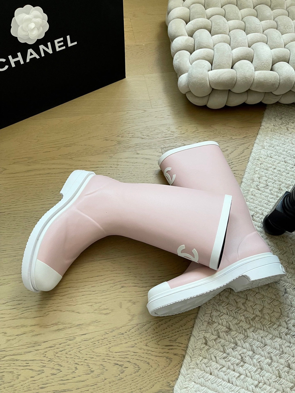 Seamless rain boots