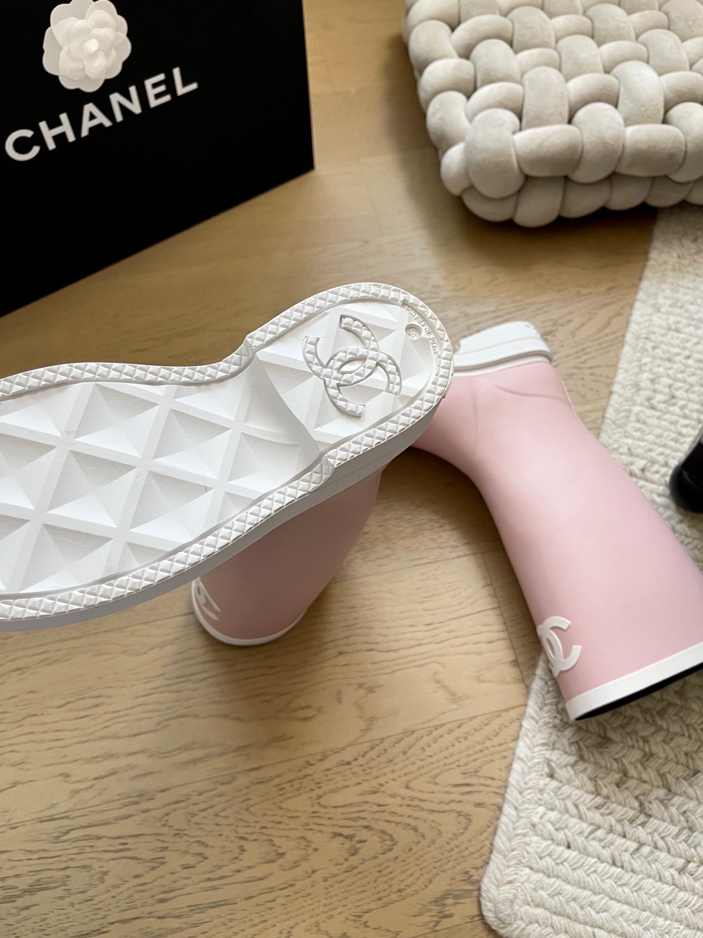 Seamless rain boots