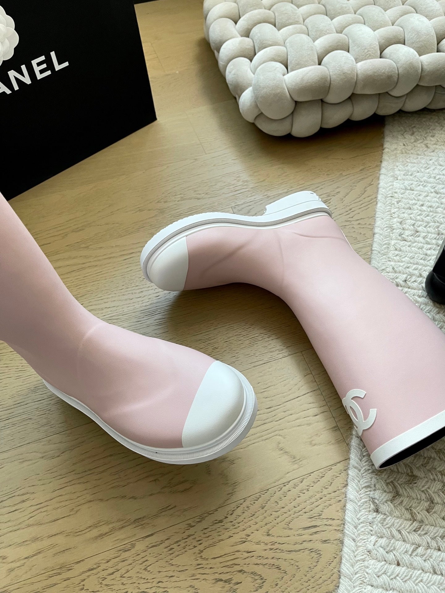 Seamless rain boots