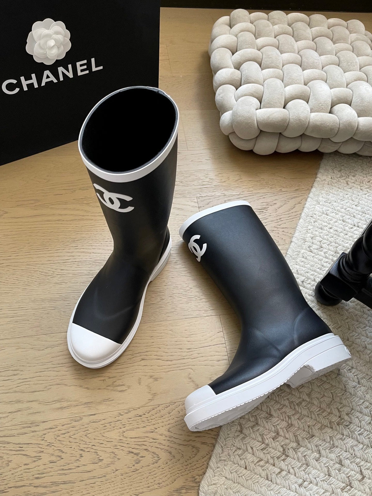 Seamless rain boots