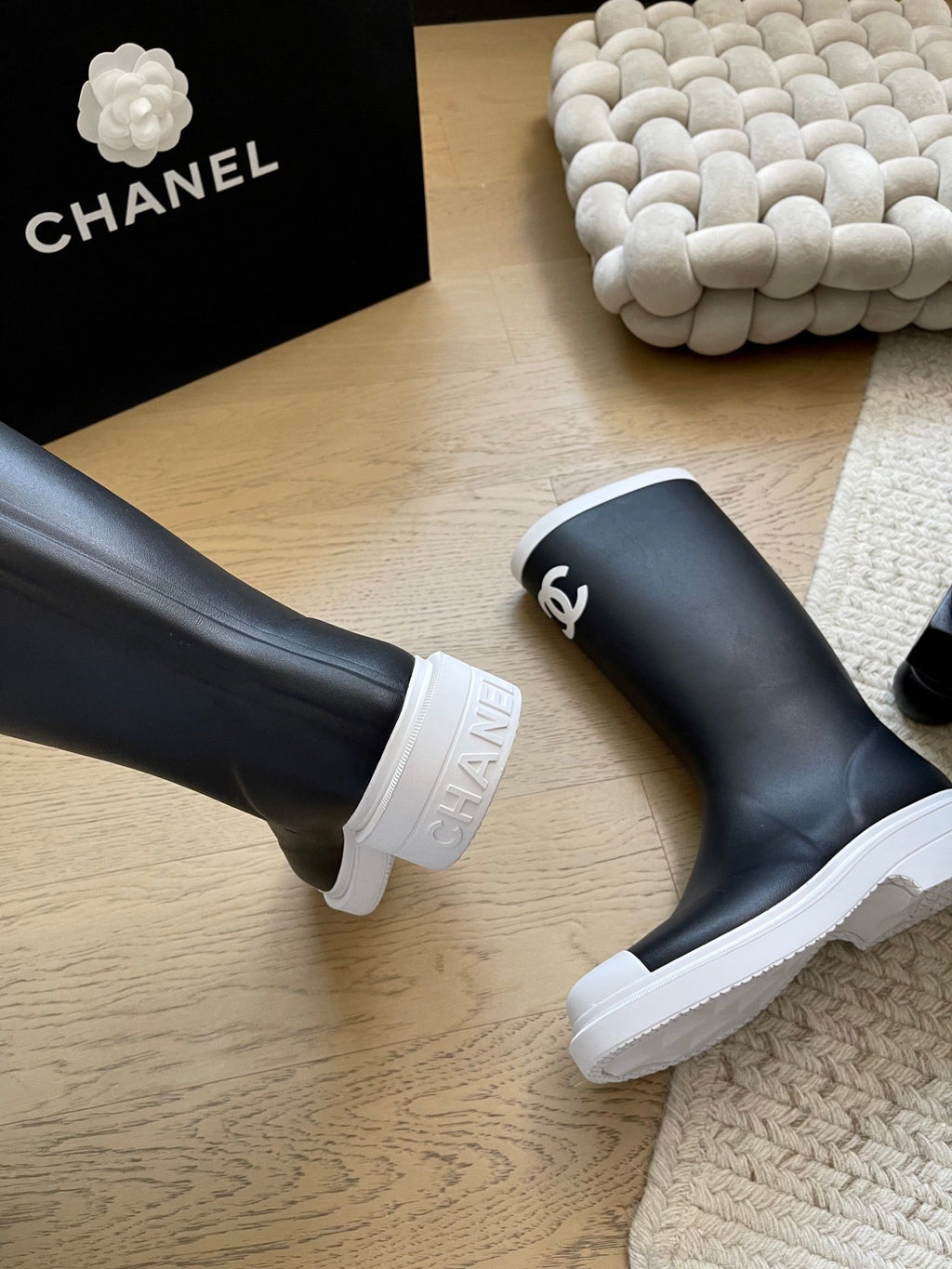 Seamless rain boots