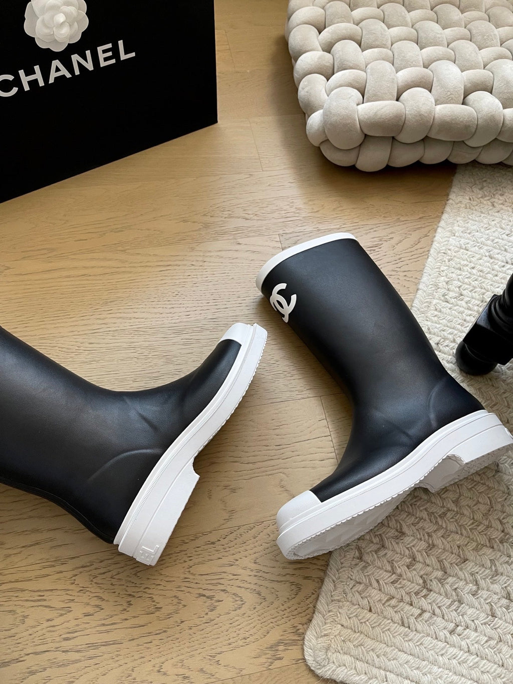 Seamless rain boots