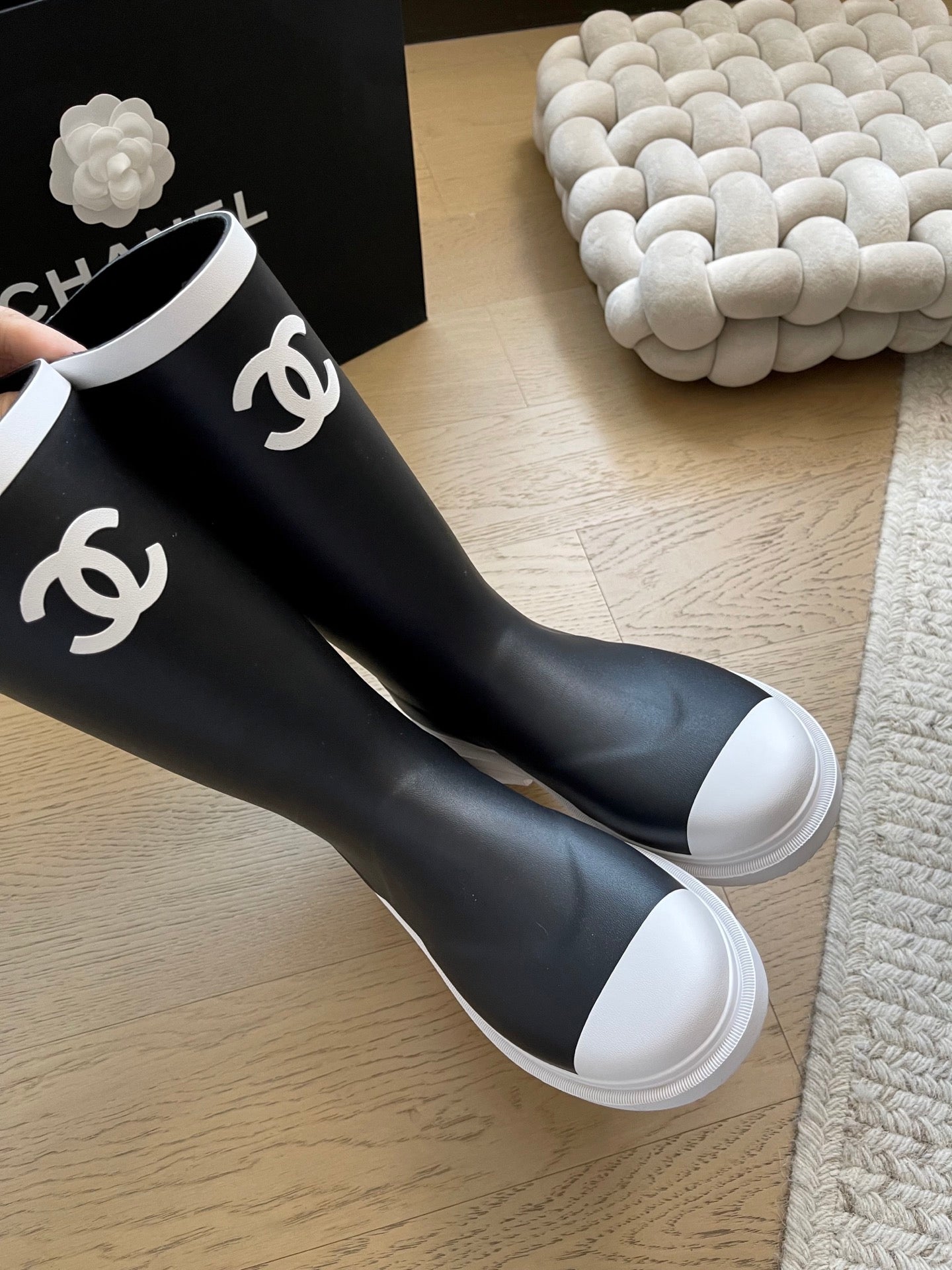 Seamless rain boots