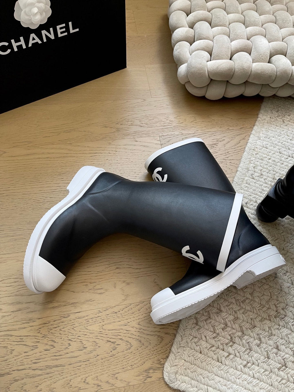 Seamless rain boots