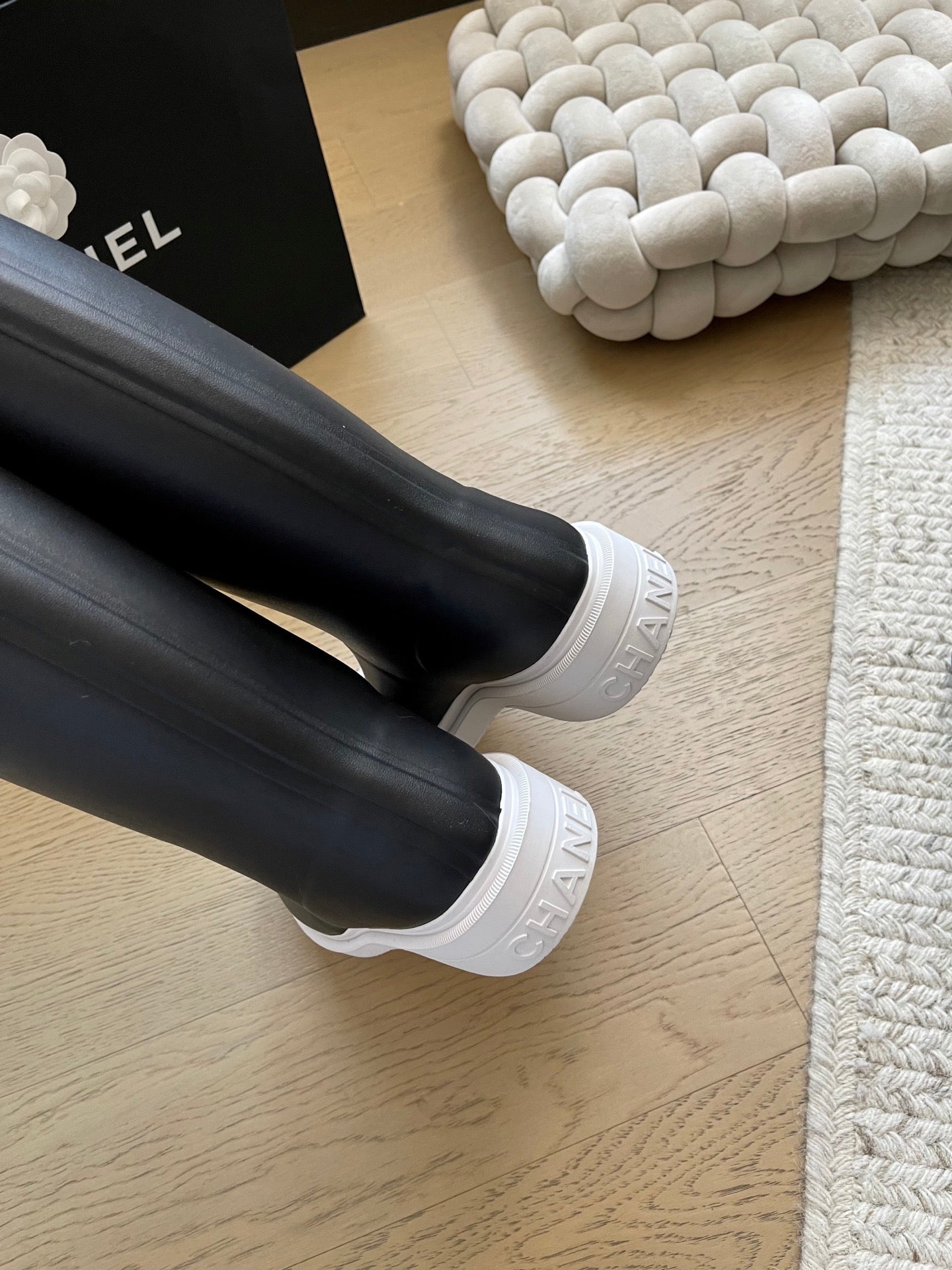 Seamless rain boots