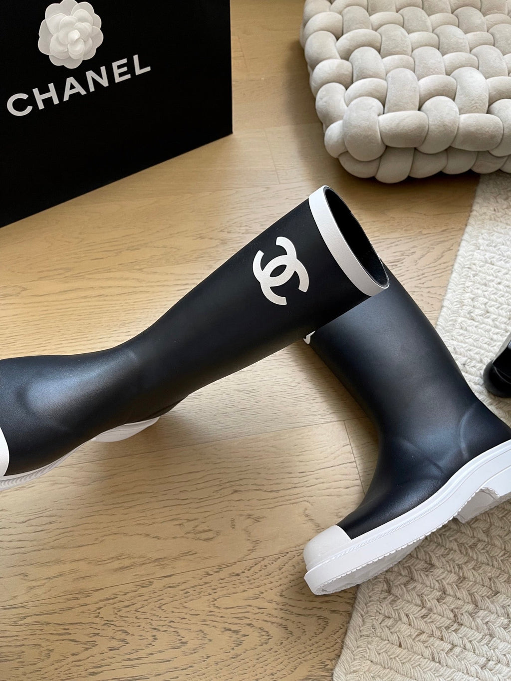 Seamless rain boots