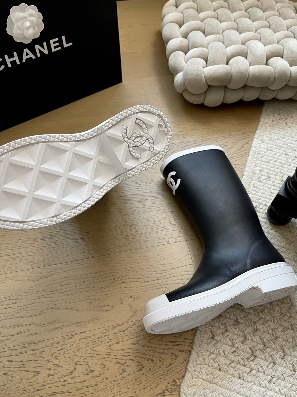 Seamless rain boots