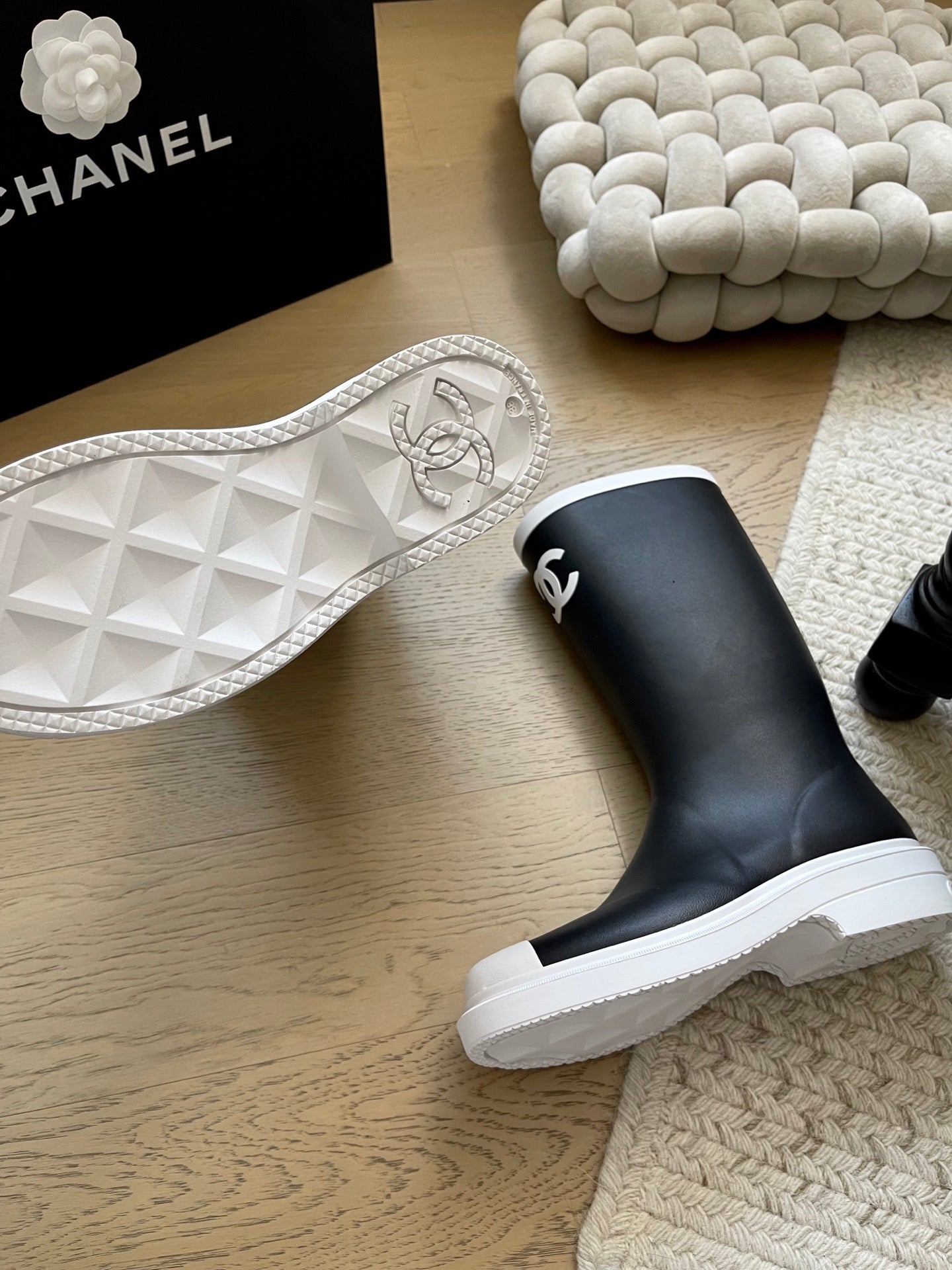 Seamless rain boots