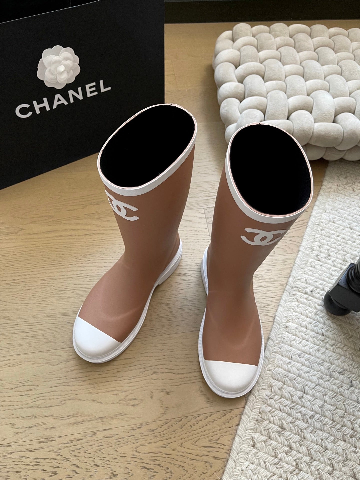 Seamless rain boots