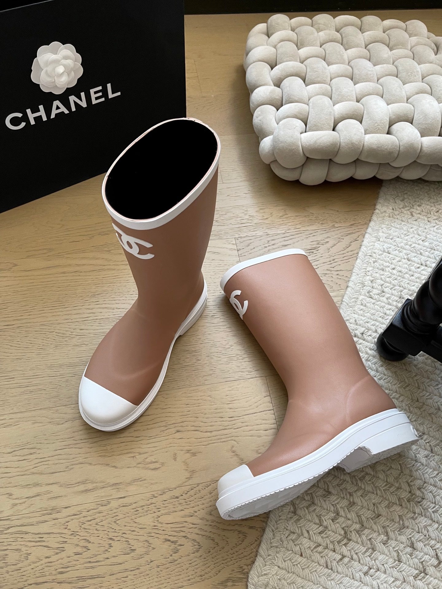 Seamless rain boots