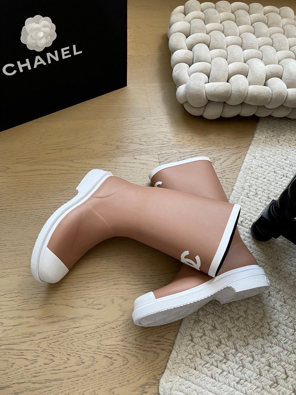 Seamless rain boots