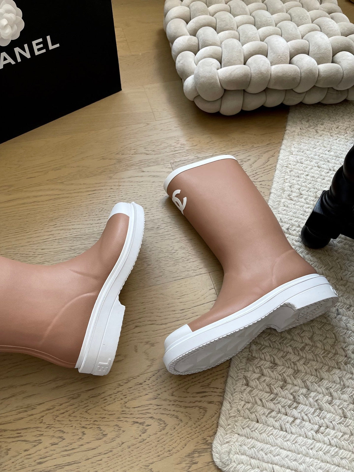 Seamless rain boots