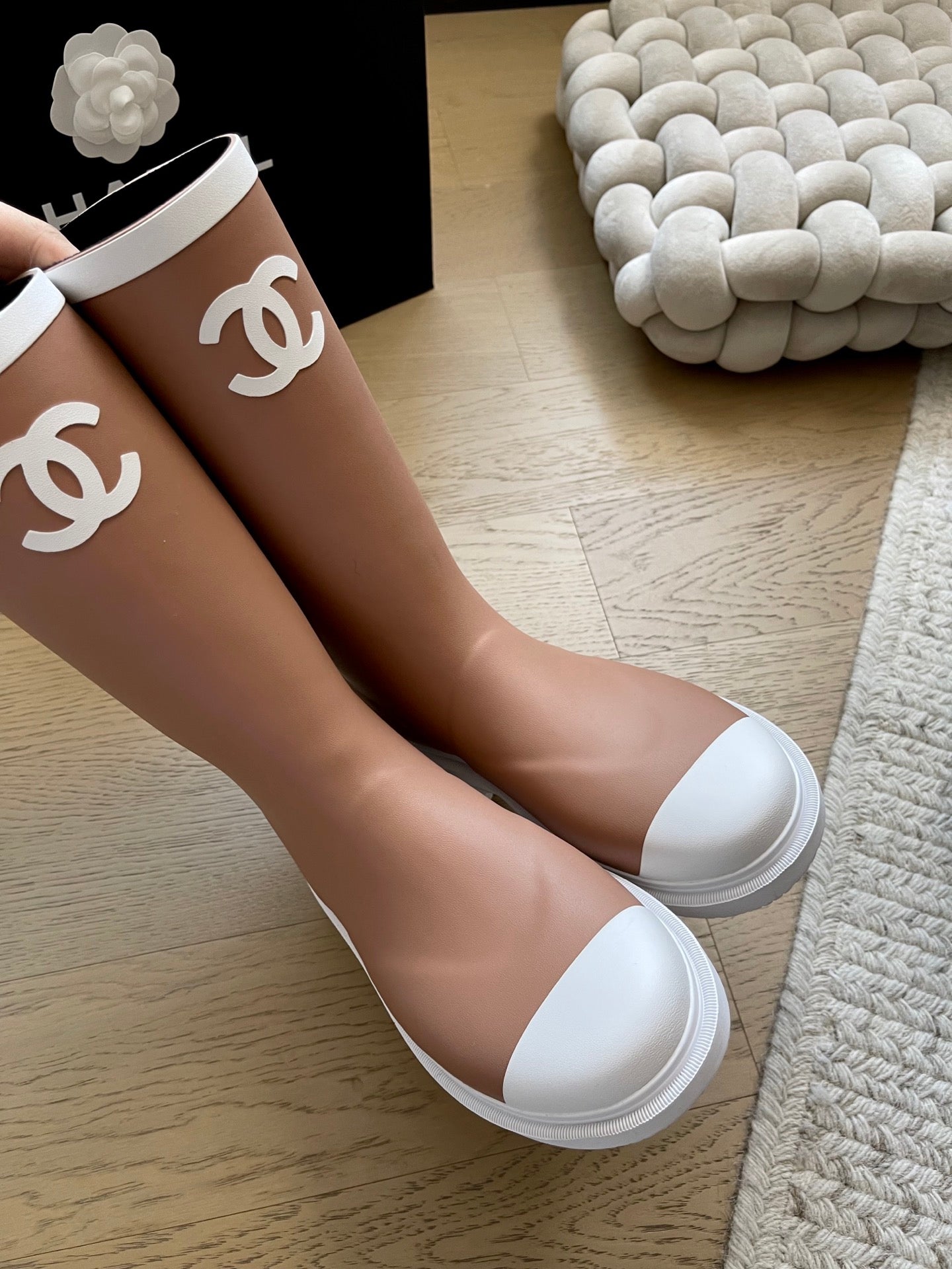 Seamless rain boots