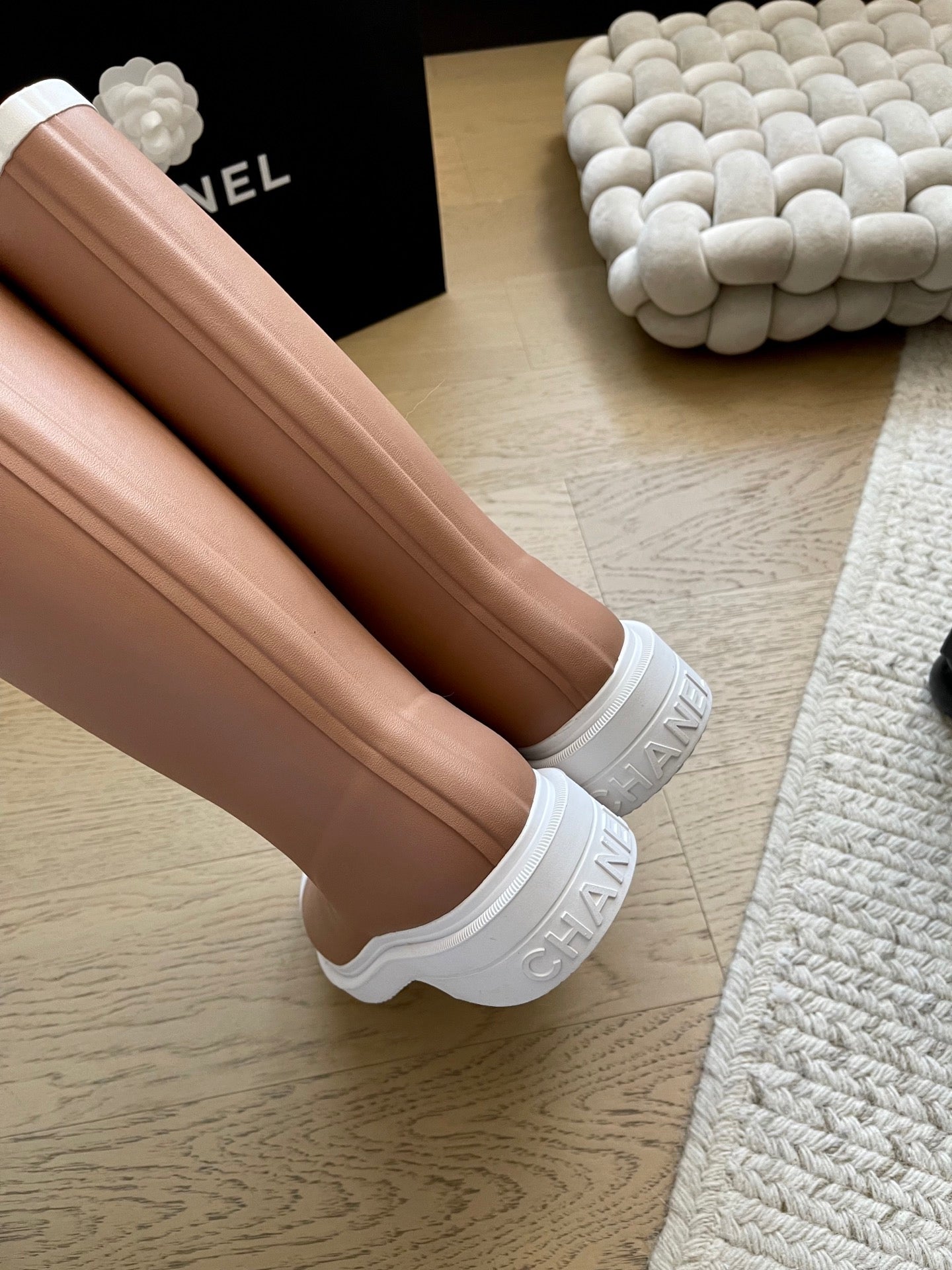 Seamless rain boots