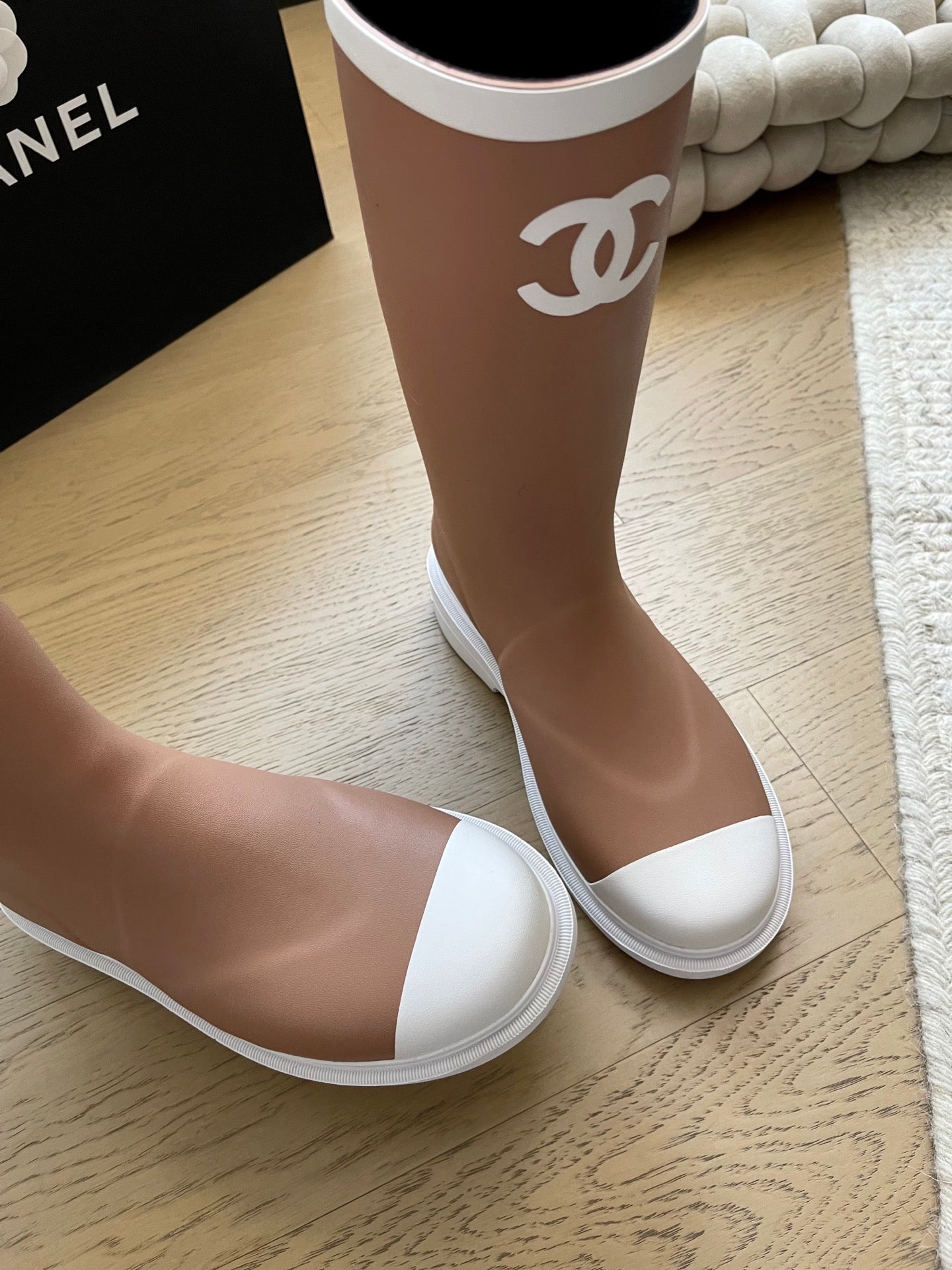Seamless rain boots