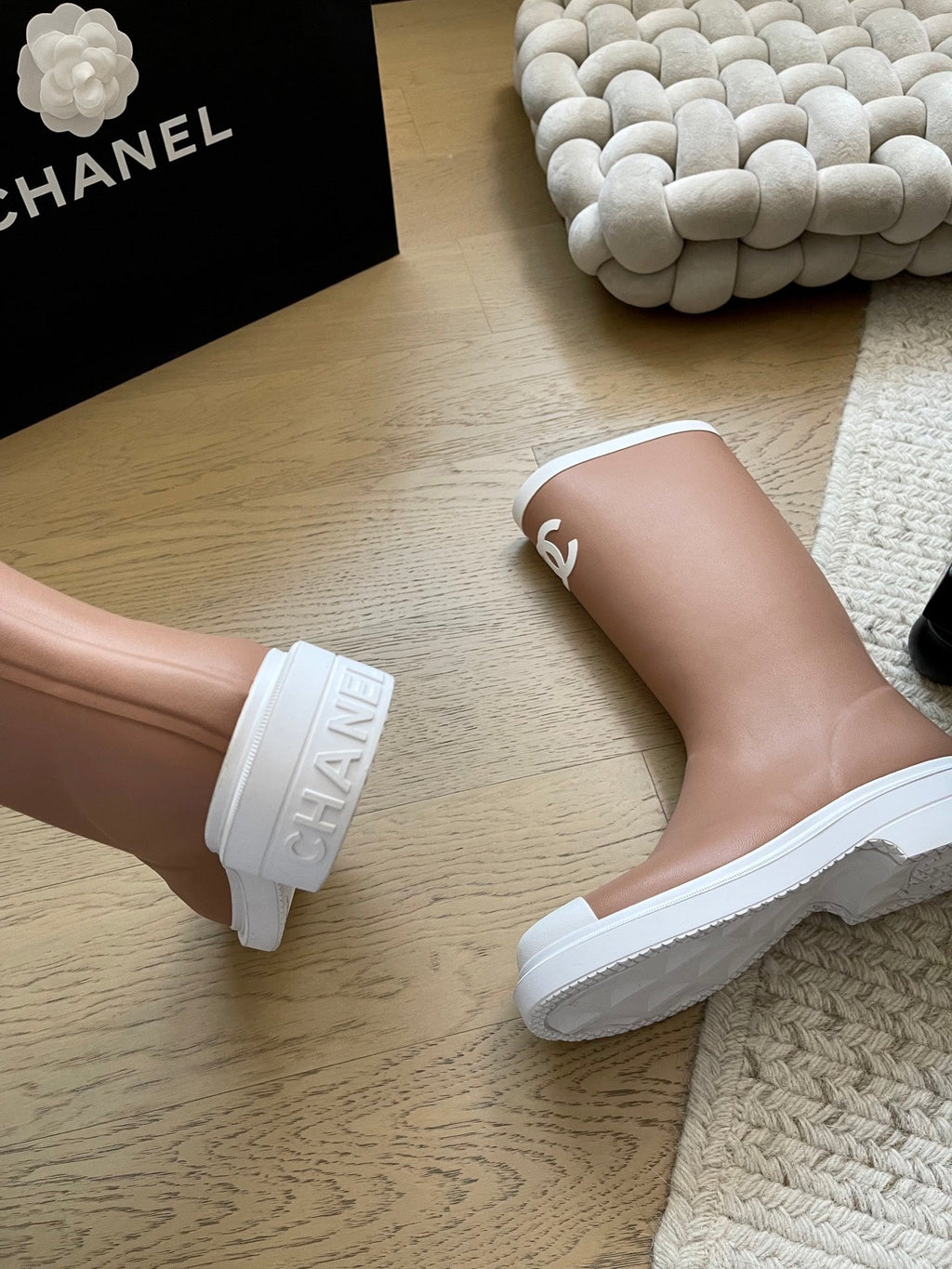 Seamless rain boots