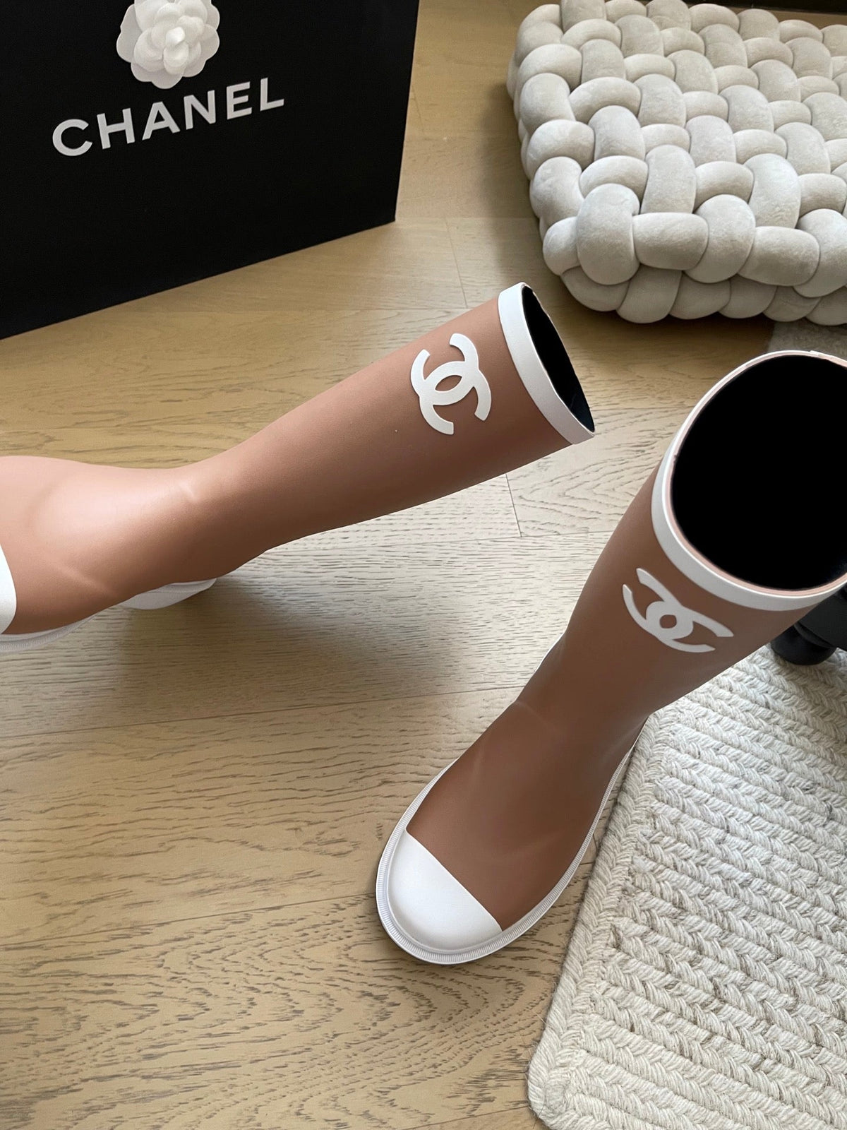 Seamless rain boots