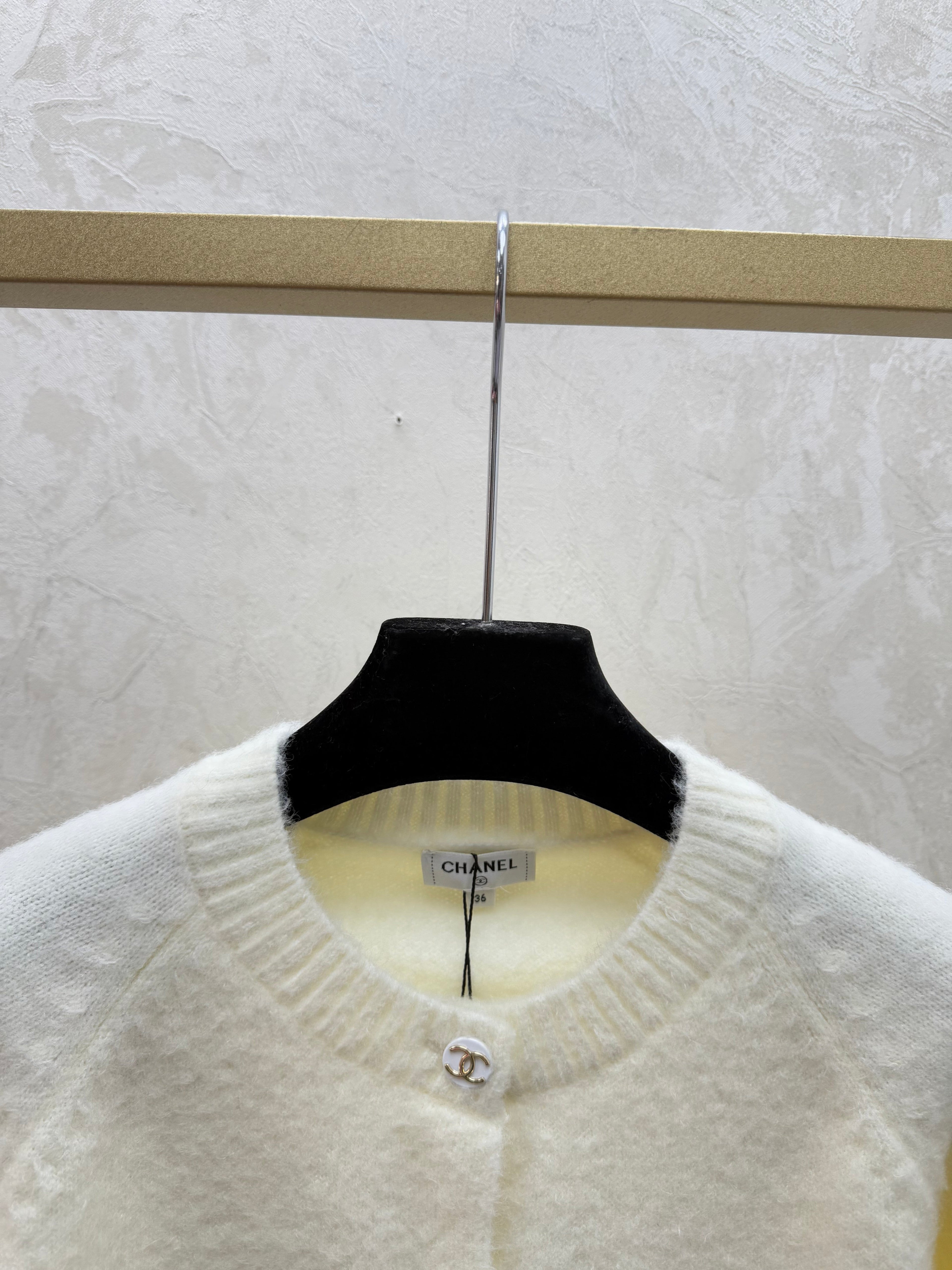 Solid color simple round neck knitted long-sleeved cardigan