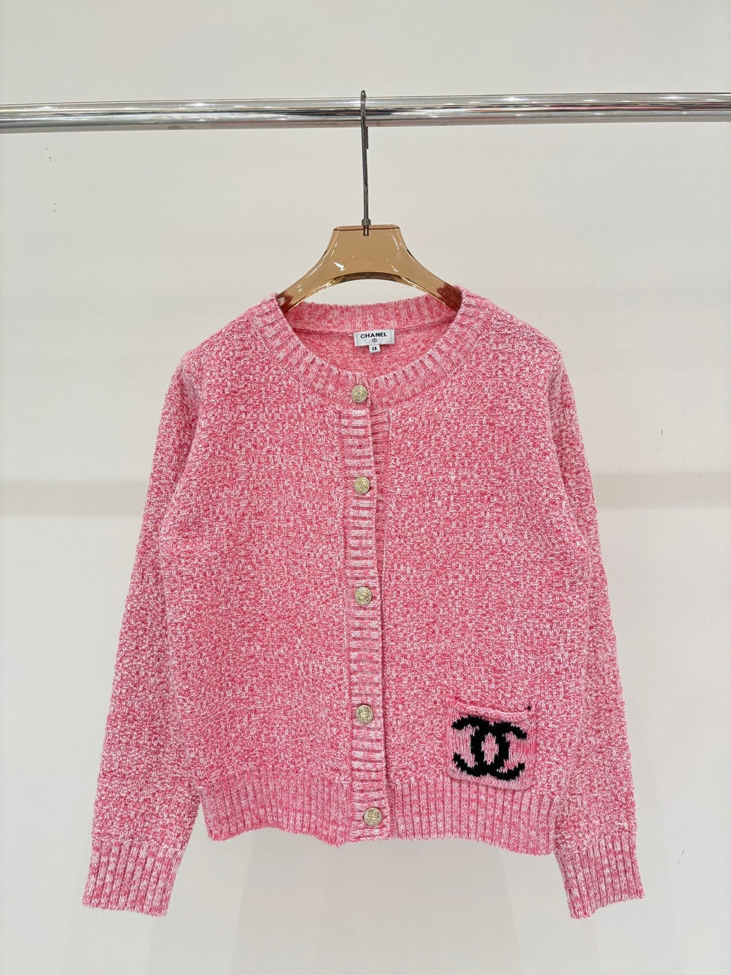 cardigan with small pockets at the hem