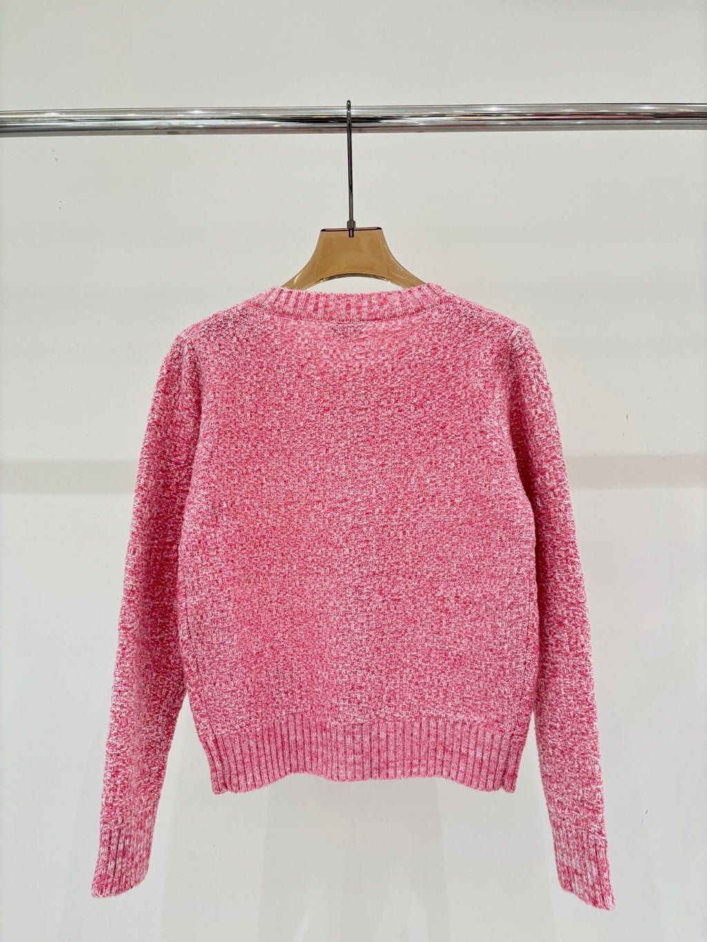 cardigan with small pockets at the hem