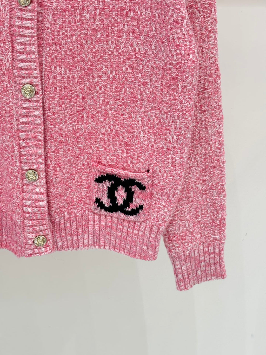 cardigan with small pockets at the hem