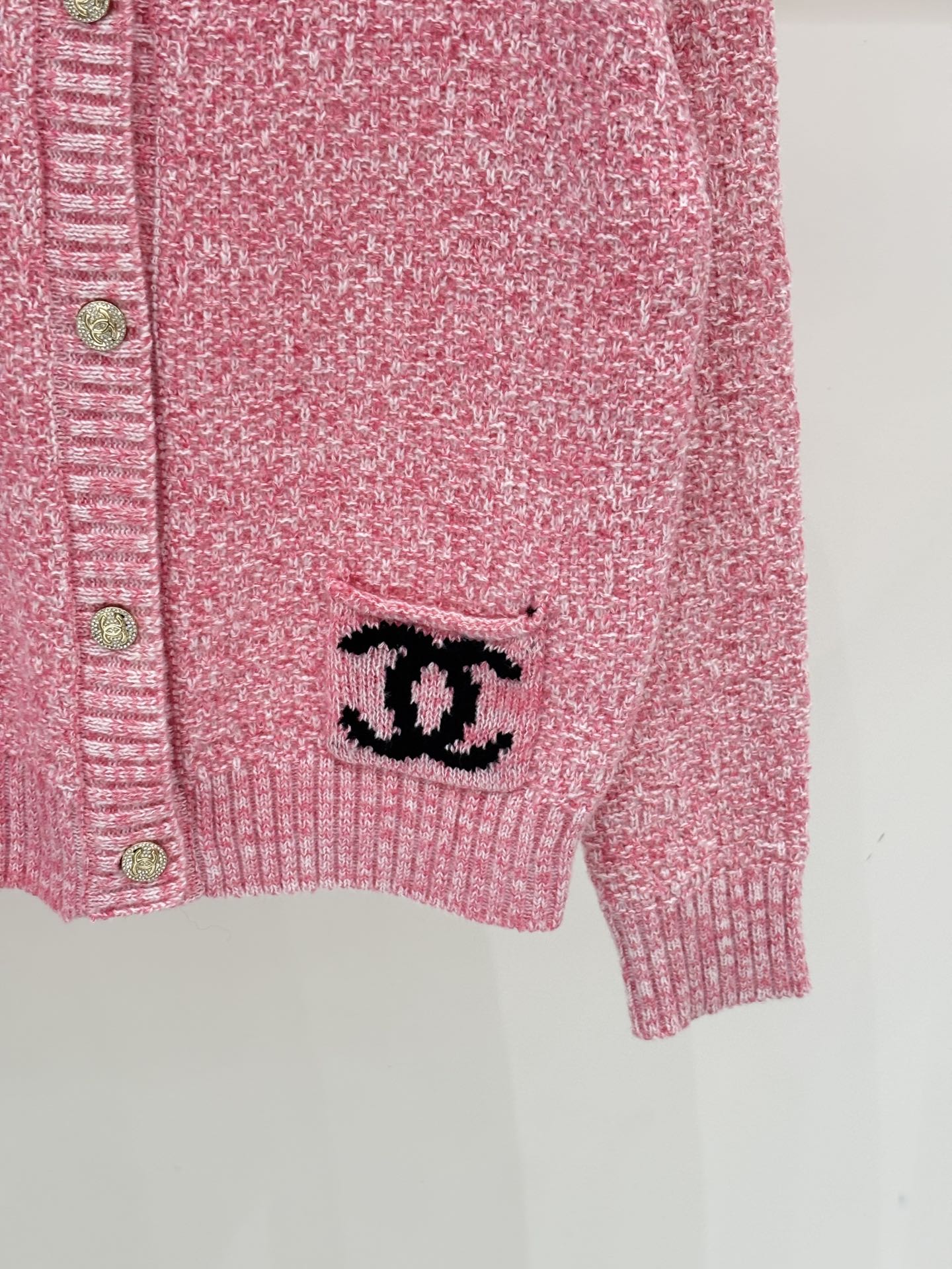 cardigan with small pockets at the hem