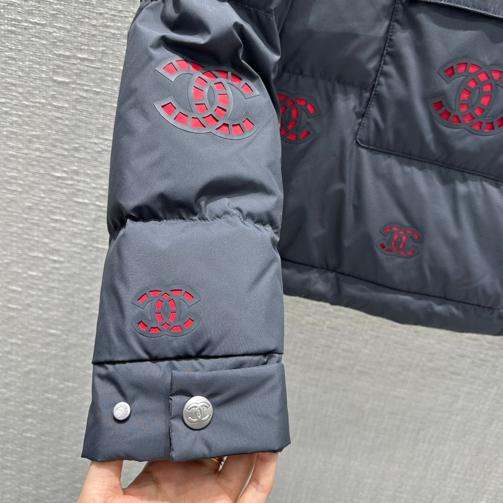 Hollowed-out, seam-sealed short down jacket