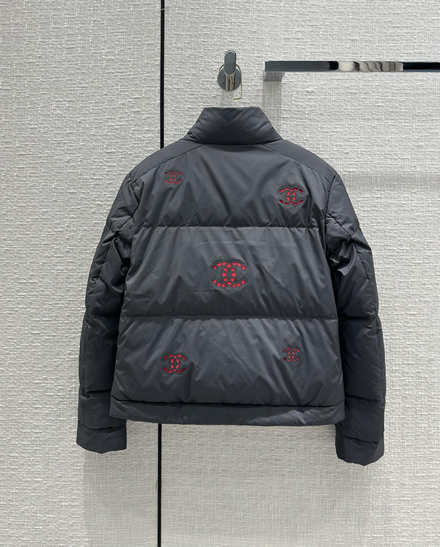 Hollowed-out, seam-sealed short down jacket